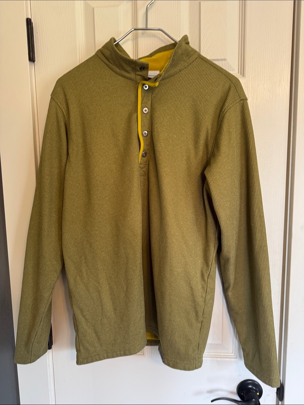 Men’s Columbia brand 5 button lines Henley pullover. Size L